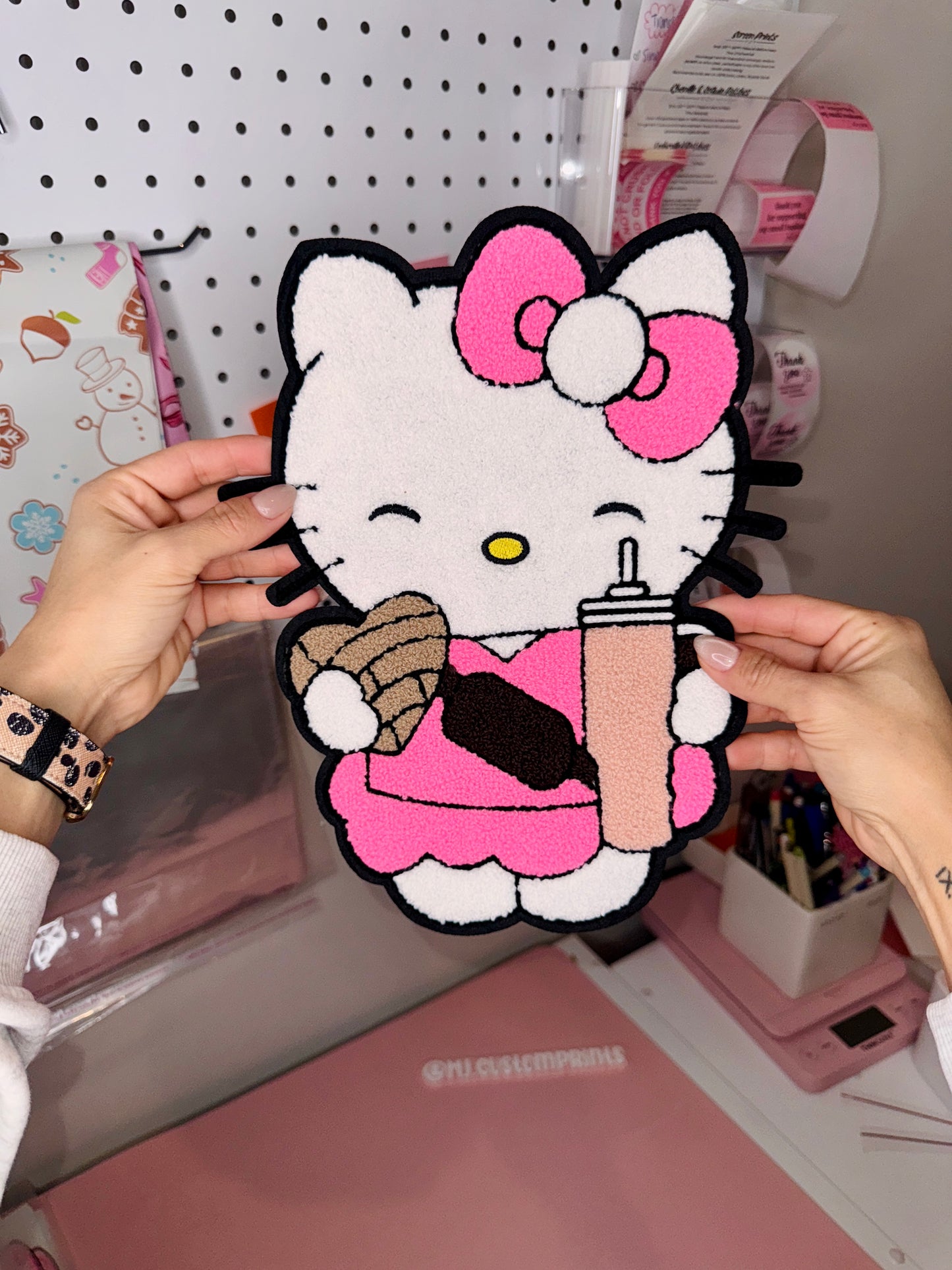 Hello Kitty Bougie Concha - Embroidered Patch